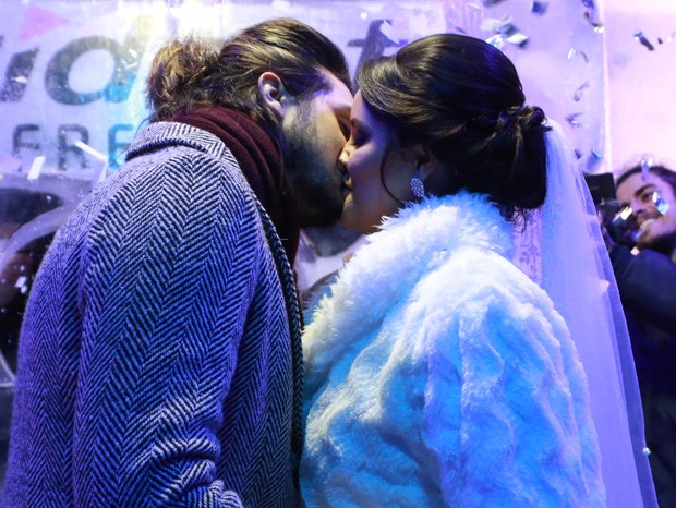 Luan Santana beija fã em casamento de festa junina (Foto: Dilson Silva e Felipe Souto Maior/AgNews)