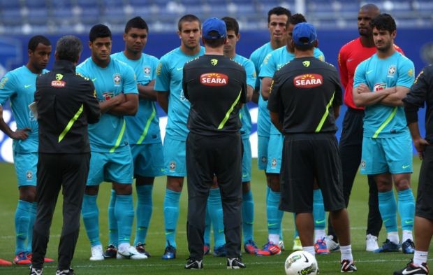 Mano Menezes comanda treino da Seleção em Hamburgo (Foto: Mowa Press)
