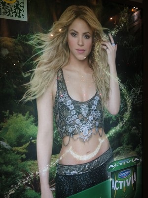 Publicidade de marca com Shakira está nas paradas de ônibus de Barcelona (Foto: Cíntia Barlem)