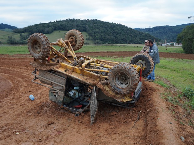 Bugui adaptado capotou e condutor morreu em Agronômica, no Vale do Itajaí. (Foto: Giácomo Miranda/Diário Alto Vale)