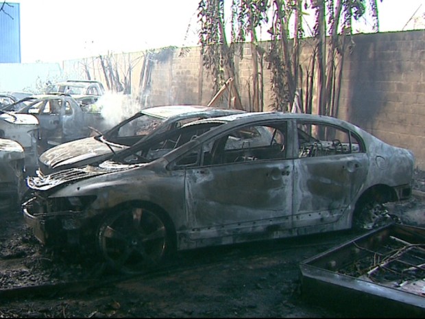 Nove veículos foram incendiados no pátio da Polícia Federal em Ribeirão Preto, SP (Foto: Reprodução/EPTV)