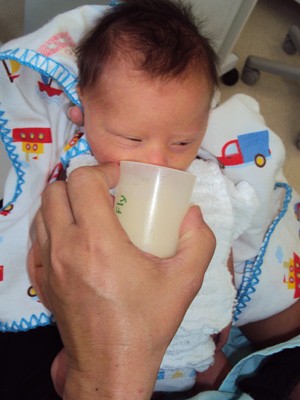  Bebês trocam mamadeiras por 'copinhos' em hospital no oeste da Bahia (Foto: Ascom/HO/Divulgação)