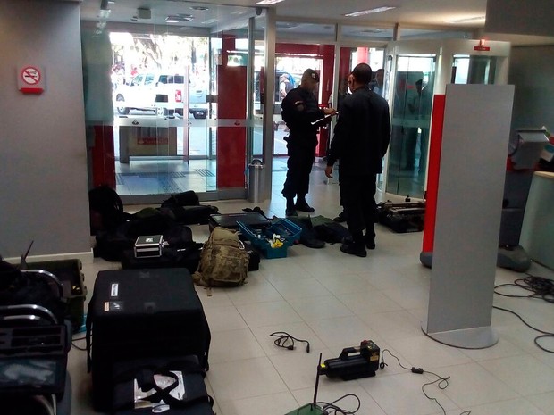 Policiais do Bope desarmaram explosivo que estava preso a bancário em Barreiras, na Bahia (Foto: Polícia Militar / Divulgação) Policiais do Bope desarmaram explosivo que estava preso a bancário em Barreiras, na Bahia (Foto: Polícia Militar / Divulgação)