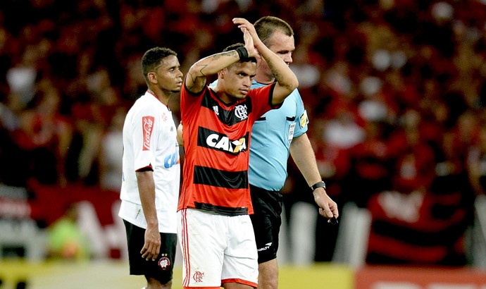 Carlos Eduardo substituído jogo Flamengo e Atlético-PR final Copa do Brasil (Foto: André Durão / Globoesporte.com) Carlos Eduardo substituído jogo Flamengo e Atlético-PR final Copa do Brasil (Foto: André Durão / Globoesporte.com)