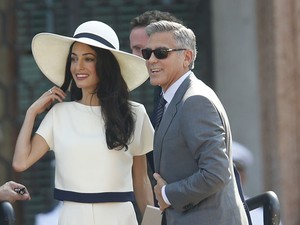 O ator George Clooney e sua mulher, Amal Alamuddin, chegam ao local onde ocorreu seu casamento civil, em Venza, na Itália, nesta segunda-feira (29) (Foto: Luca Bruno/AP)