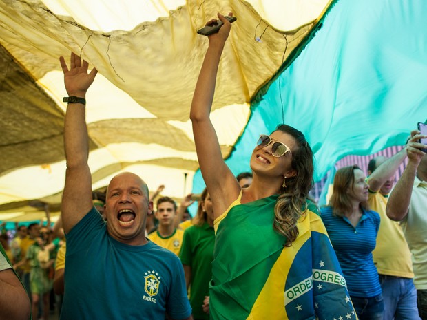 SÃO PAULO - Manifestantes na Avenida Paulista pedem a saída da presidente Dilma Rousseff (Foto: Alexandre Moreira/G1)