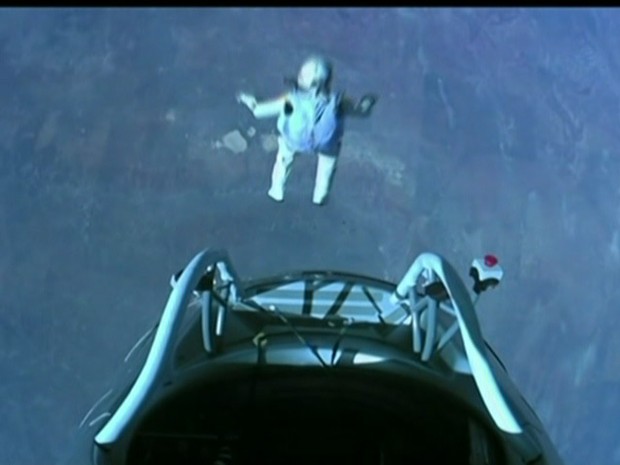 Austríaco Felix Baumgartner saltando da cápsula na estratosfera (Foto: Globo News)