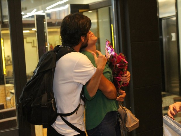 Deborah Secco e o marido, Hugo Moura, em peça na Zona Sul do Rio (Foto: Daniel Delmiro/ Ag. News)