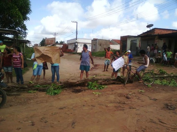 Moradores do Alto do Turu protestam por melhorias na região (Foto: João Ricardo/G1)