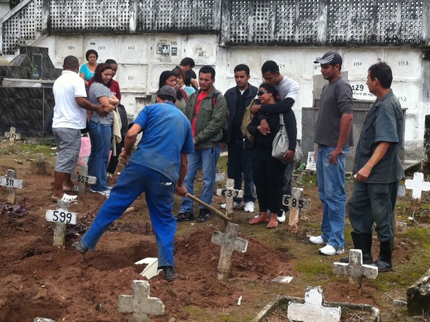 Corpo de menino de 2 anos foi sepultado no cemitério do Pechincha, em Jacarepaguá (Foto: Rodrigo Vianna/G1)