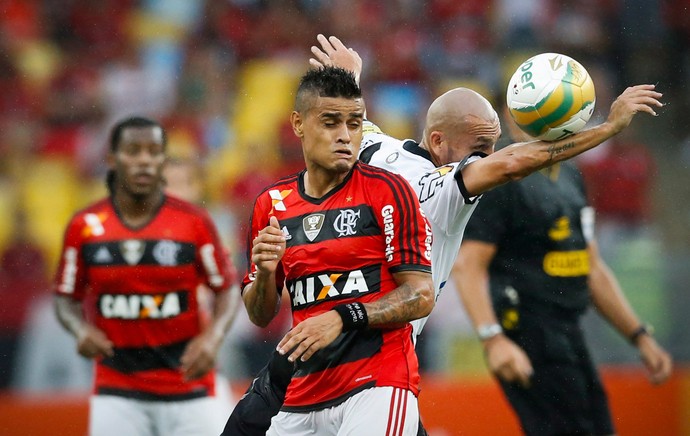 Everton e Guinazu, Flamengo x Vasco (Foto: Guito Moreto/Agência O Globo)