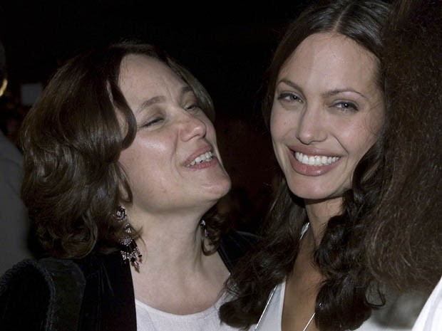 Angelina Jolie ao lado de sua mãe, Marcheline Bertrand, durante a pré-estreia do filme 