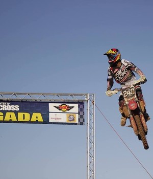 O pilto Júlio Ferreira voou alto no pódio da categoria Pro 1. (Foto: Eduardo Coxe/ Radical X)
