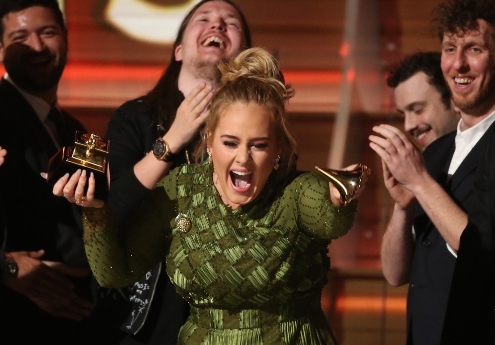 Adele com troféu quebrado no palco do Grammy 2017. (Foto: Lucy Nicholson/Reuters)