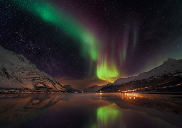 Aurora over Laksvatn Fjord de Matt Walford A aurora boreal sobre a Laksvatn Fjord, Noruega, em foto de de Matt Walford (Foto: BBC/Observatório Real de Greewich) Aurora over Laksvatn Fjord de Matt Walford A aurora boreal sobre a Laksvatn Fjord, Noruega, em foto de de Matt Walford (Foto: BBC/Observatório Real de Greewich)