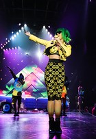 Figurino da nova turnê de Katy Perry tem modelos de grifes como Valentino, Roberto Cavalli e Moschino
