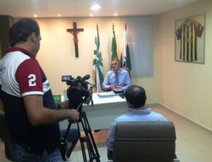 Vilson Ribeiro, do Coritiba, dá entrevista para televisão turca (Foto: Divulgação/site oficial do Coritiba Foot Ball Club)