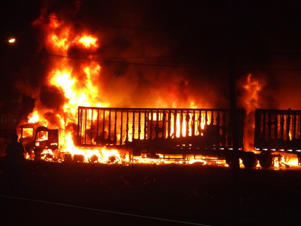 Incêndio nas duas carretas ocorreu por volta de 21h20 de sábado (2) em Maracajá (Foto: Quintino Júnior/Divulgação)