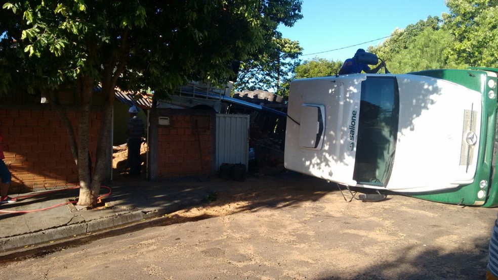 Caminhão carregado com areia tombou sobre a residência (Foto: Matheus Percinoto Silva/Cedida)
