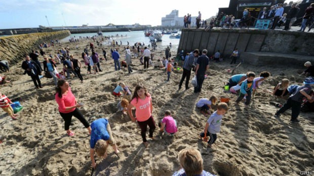 Quase R$ 40 mil em barras de ouro foram enterrados em praia em Folkestone, na Grã-Bretanha (Foto: Getty)