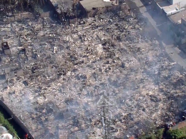 Fogo se alastrou rapidamente pela Comunidade do Plástico, em Campo Grande (Foto: Reprodução / TV Globo)