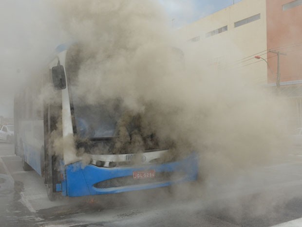 Ônibus pega fogo na Bahia (Foto: Anderson Oliveira / Blog do Anderson)