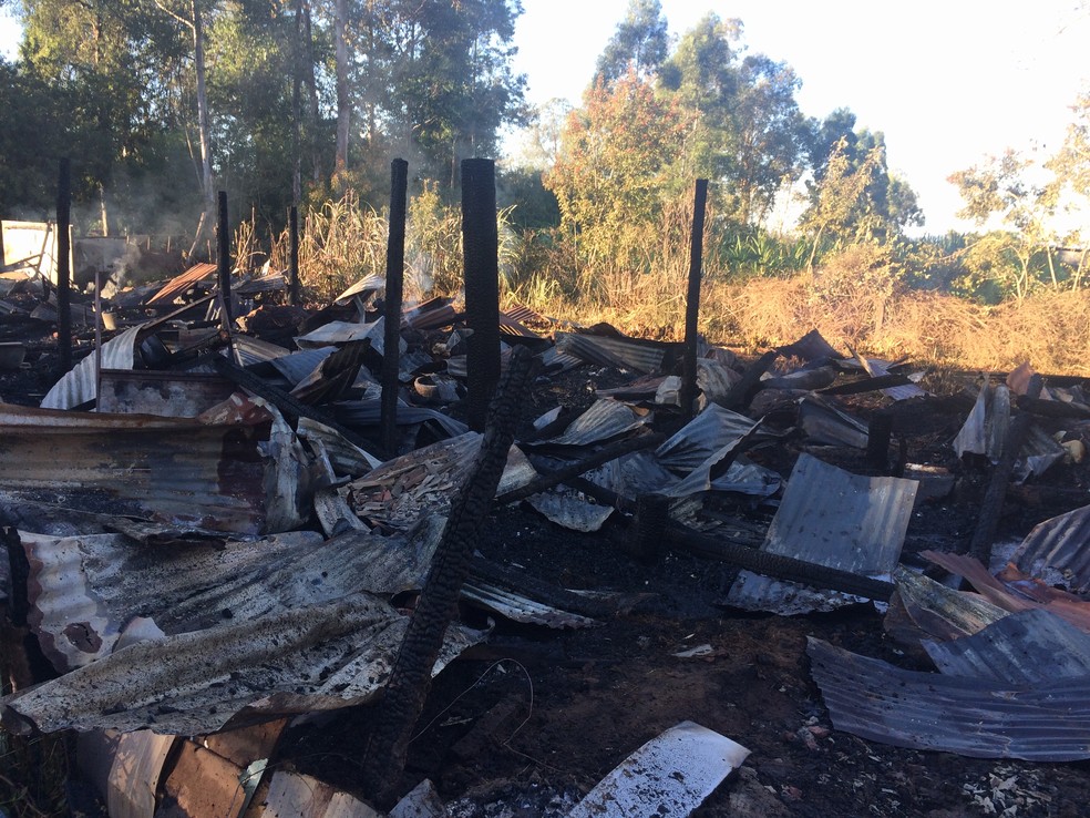 Segundo os bombeiros, houve perda total na cabanha (Foto: Jaime Zanatta/Rádio Unisinos/GBC)