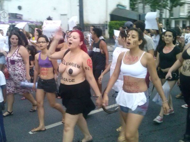 Mulher de topless em protesto (Foto: Andressa Amorim/ G1)