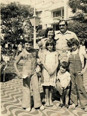Na foto, Flora com o marido Ademar e os quatro filho, em 1972.  (Foto: Arquivo pessoal)