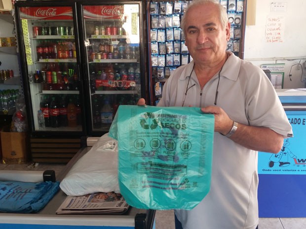Comerciante já de adequou às novas regras e vende sacolas por R$ 0,08 cada (Foto: Tatiana Santiago/G1)