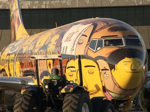 Avião que irá transportar seleção durante a Copa tem arte de artistas paulistas. (Foto: Reprodução/TV Globo)