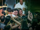 Sam Alves, vencedor do 'The Voice', é cercado por fãs em festa no Rio