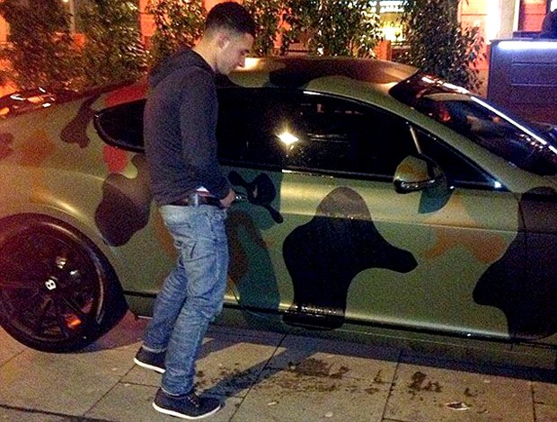 torcedor urinando no carro de Mario Balotelli (Foto: Reprodução / MailOnline)