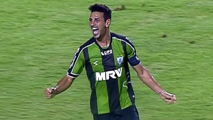 Leandro Guerreiro comemora seu gol na vitória do América-MG (Foto: Reprodução/Premiere) Leandro Guerreiro comemora seu gol na vitória do América-MG (Foto: Reprodução/Premiere)