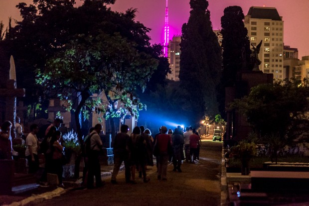 Visita guiada noturna pelo Cemitério da Consolação (Foto: Marcelo Brandt/G1)