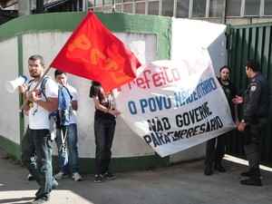 Grupo de manifestantes se reuniu em frente ao estádio (Foto: Walkiria Ruff/ Vc no G1)