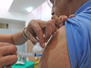 Idoso é vacinado contra gripe em posto de saúde de Brasília neste sábado (Foto: Agência Brasil)