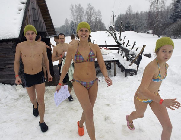 Na maratona de saunas, vence a equipe que usar 22 saunas e 9 buracos de gelo no menor tempo. (Foto: Raigo Pajula/AFP)