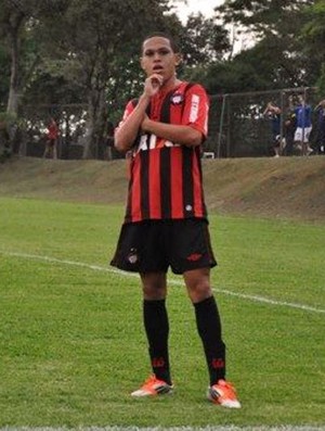 Marcos Guilherme, meio-campo do Atlético-PR, pelo sub-18 (Foto: Divulgação/Site oficial do Atlético-PR)