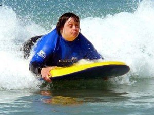 Jovens com síndrome de Down usam o surfe como terapia (Foto: Wave Project/BBC)