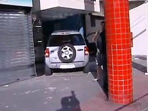 Psiquiatra perde controle de veículo, invade loja e atropela pessoas, no Espírito Santo. (Foto: Reprodução/TV Gazeta)