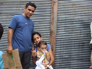 Casal enfrenta longa fila para conseguir se inscrever em programa do Governo Federal em Teresina (Foto: Gil Oliveira/ G1)