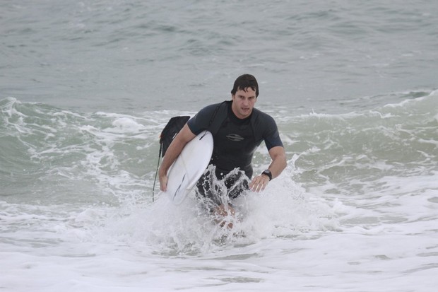 Vladimir Brichta surfa na Praia da Macumba (Foto: Dilson Silva / Agnews)
