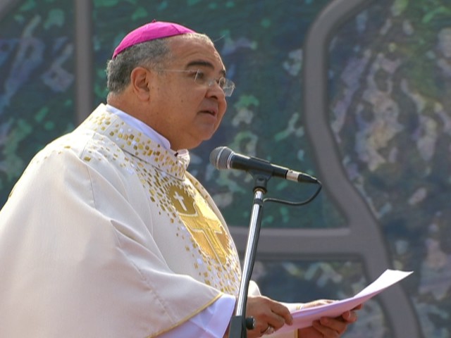 Arcebispo do Rio, Dom Orani Tempesta, saúda o Papa: "Obrigado, Papa Francisco, por ser os braços e o coração de Cristo durante esses dias." (Foto: Reprodução/GloboNews)