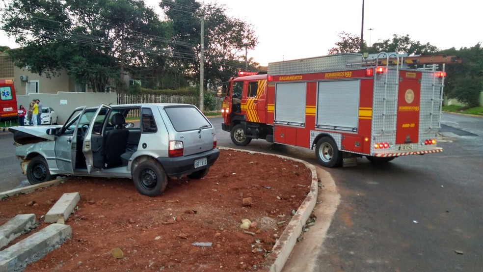 Carro de motorista agredido em briga de tr&acirc;nsito ficou bastante danificado (Foto: Osvaldo N&oacute;brega/TV Morena)