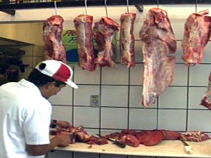 Carne foi ítem que mais elevou a cesta básica de Vitória (Foto: Reprodução/ TV Gazeta)