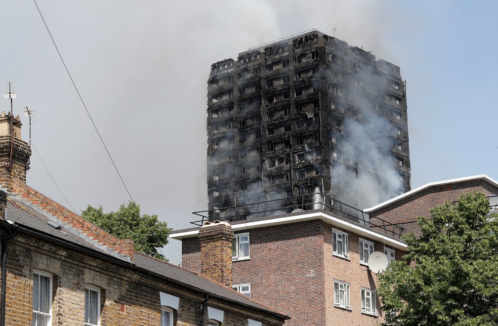 Fogo na Grenfell Tower, no oeste de Londres, nesta quarta-feira (14), comprometeu a estrutura do imóvel (Foto: Adrian Dennis/AFP)
