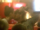 Isis Valverde troca beijos com o namorado em bar carioca