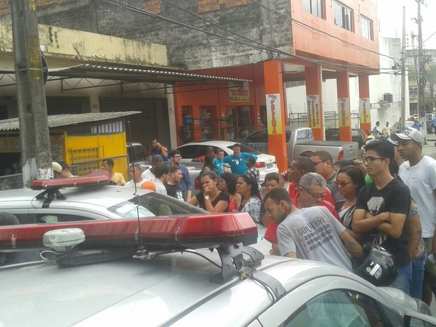 Caso aconteceu em frente a um cartório na Estrada de Belém, no bairro da Encruzilhada (Foto: João Moreira/WhatsApp)