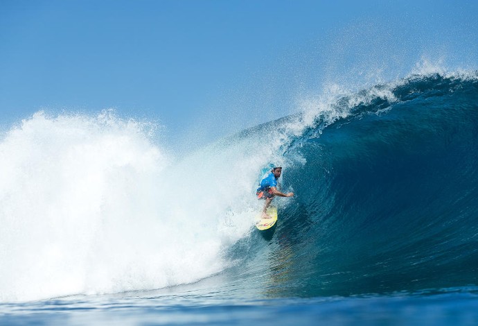 Bruno Santos se esconde arás da cortina de água em bateria contra Adriano de Souza pela etapa do Circuito Mundial de surfe em Teahupoo, no Taiti (Foto: WSL / Kelly Cestari)